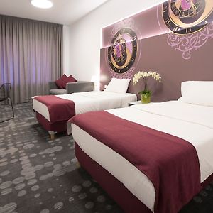 35 Rooms